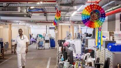 מאשופזים בחניון בית החולים שערי צדק בזמן שאגת הארי | Chaim Goldberg/Flash90