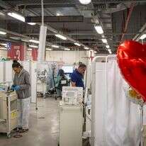 מטופלים וצוות רפואי נראים בחניון תת קרקעי שהוסב למחלקת טיפולים בבית החולים איכילוב בתל אביב | חיים גולדברג, פלאש 90