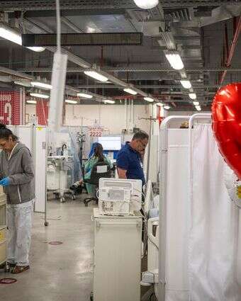 מטופלים וצוות רפואי נראים בחניון תת קרקעי שהוסב למחלקת טיפולים בבית החולים איכילוב בתל אביב | חיים גולדברג, פלאש 90