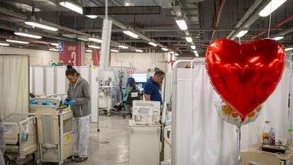 מטופלים וצוות רפואי נראים בחניון תת קרקעי שהוסב למחלקת טיפולים בבית החולים איכילוב בתל אביב | חיים גולדברג, פלאש 90