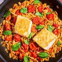 פתיתים במחבת עם בקלה ועגבניות שרי | לורן בולבין; עיצוב אוכל מאת קרולין רוב