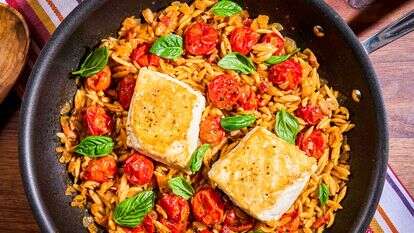 פתיתים במחבת עם בקלה ועגבניות שרי | לורן בולבין; עיצוב אוכל מאת קרולין רוב