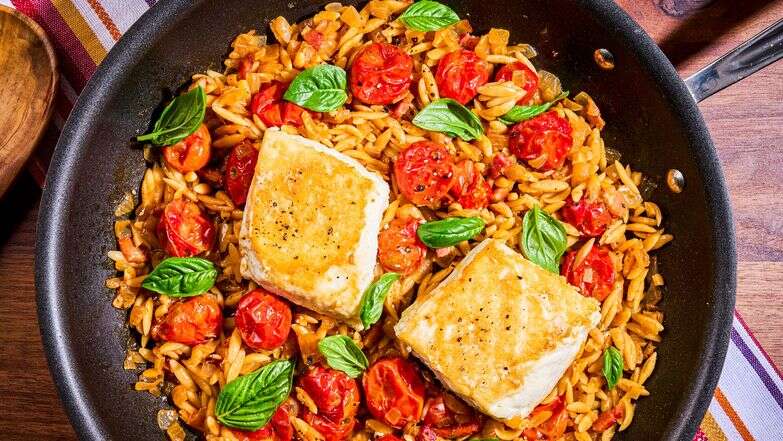 פתיתים במחבת עם בקלה ועגבניות שרי | לורן בולבין; עיצוב אוכל מאת קרולין רוב