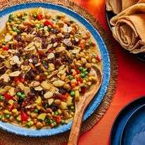 קורמה ירקות עשיר עם חומוס, חלב קוקוס ותבלינים עדינים | ג'סטין טסוקאלאס; עיצוב אוכל מאת ליסה צ'רקסקי / שניהם עבור הוושינגטון פוסט