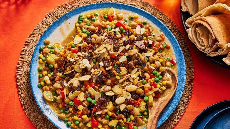 קורמה ירקות עשיר עם חומוס, חלב קוקוס ותבלינים עדינים | ג'סטין טסוקאלאס; עיצוב אוכל מאת ליסה צ'רקסקי / שניהם עבור הוושינגטון פוסט