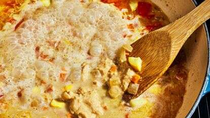 קורמה ירקות עשיר עם חומוס, חלב קוקוס ותבלינים עדינים | ג'סטין טסוקאלאס; עיצוב אוכל מאת ליסה צ'רקסקי / שניהם עבור הוושינגטון פוסט