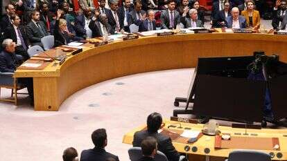 חברי מועצת הביטחון של האו"ם מצביעים על טיוטת החלטה במהלך פגישה בנושא המצב במזרח התיכון במטה האו"ם | מייקל מ. סנטיאגו / GETTY IMAGES NORTH AMERICA / Getty Images via AFP