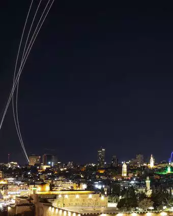 שובלי רקטות מיירוט של מערכת ההגנה מפני טילים "כיפת ברזל" של ישראל מצולמים מעל ירושלים | AFP