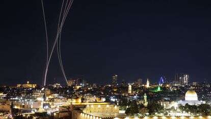 שובלי רקטות מיירוט של מערכת ההגנה מפני טילים "כיפת ברזל" של ישראל מצולמים מעל ירושלים | AFP