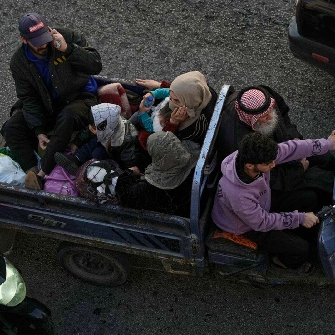 משפחה נמלטת מהדאחיה, פרבריה הדרומיים של ביירות, כשהיא רוכבת על רכב ממונע תלת-גלגלי המכונה "טוק-טוק", בכביש מהיר בביירות | AP/בילאל חוסיין