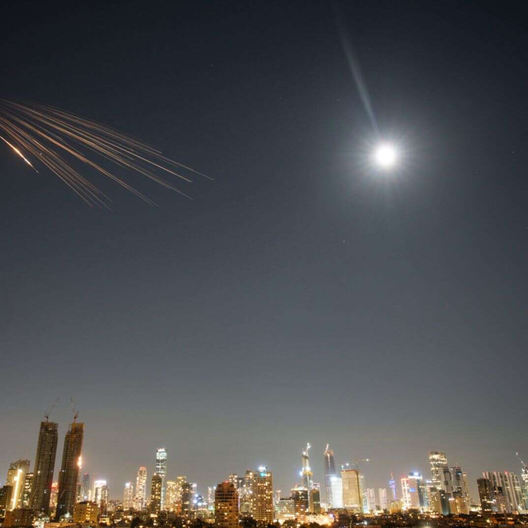 טילים ששוגרו מאיראן נראים בשמיים מעל מרכז ישראל | אוהד צוויגנברג, AP