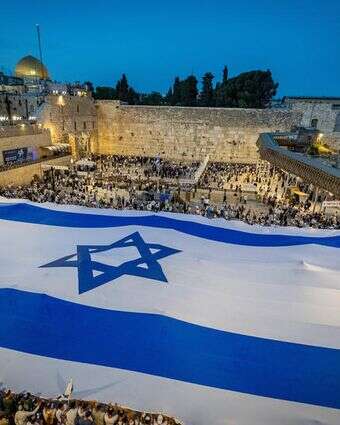 דגל ישראל ענק שנפרש ברחבת הכותל המערבי בירושלים | חיים גולדברג, פלאש 90