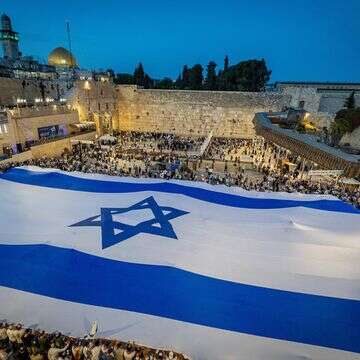 דגל ישראל ענק שנפרש ברחבת הכותל המערבי בירושלים | חיים גולדברג, פלאש 90