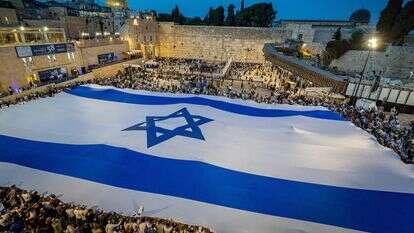 דגל ישראל ענק שנפרש ברחבת הכותל המערבי בירושלים | חיים גולדברג, פלאש 90