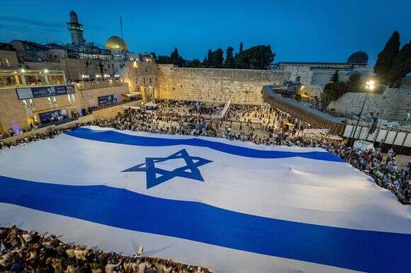 דגל ישראל ענק שנפרש ברחבת הכותל המערבי בירושלים | חיים גולדברג, פלאש 90