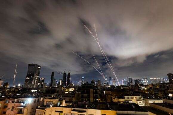 סוללות נגד טילים יורים טילי יירוט לעבר טילים בליסטיים ששוגרו מאירא | חיים גולדברג, פלאש 90 סוללות נגד טילים יורים טילי יירוט לעבר טילים בליסטיים ששוגרו מאירא | חיים גולדברג, פלאש 90