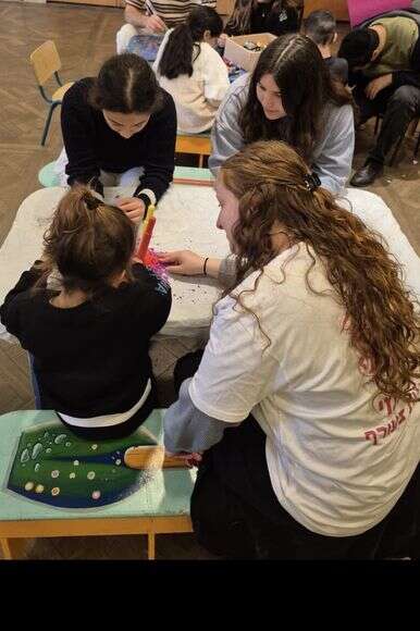 בנות שירות עם מפונים במלון | בת עמי