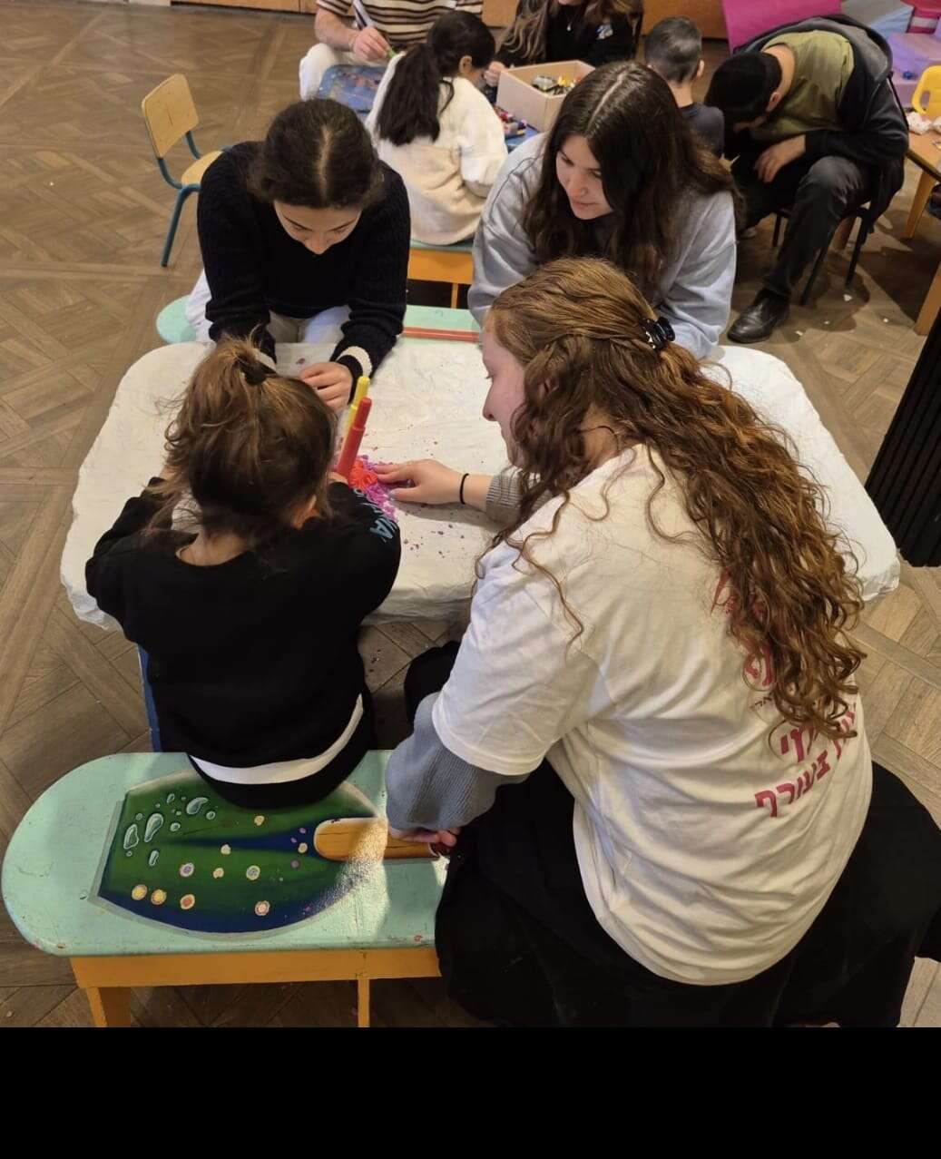 בנות שירות עם מפונים במלון | בת עמי בנות שירות עם מפונים במלון | בת עמי