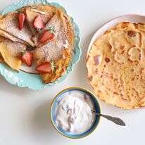 קרפים מקמח עדשים עם יוגורט ותותים: מתכון מפתיע בלי גלוטן | אפרת ליכטנשטט