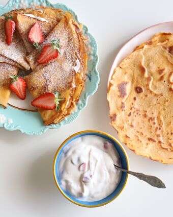 קרפים מקמח עדשים עם יוגורט ותותים: מתכון מפתיע בלי גלוטן | אפרת ליכטנשטט