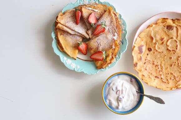 קרפים מקמח עדשים עם יוגורט ותותים: מתכון מפתיע בלי גלוטן | אפרת ליכטנשטט