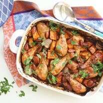 תבנית אחת לתנור: עוף במייפל עם בטטות ובצל | אפרת ליכטנשטט