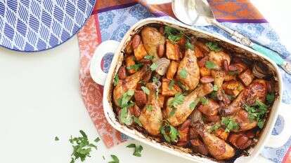 תבנית אחת לתנור: עוף במייפל עם בטטות ובצל | אפרת ליכטנשטט