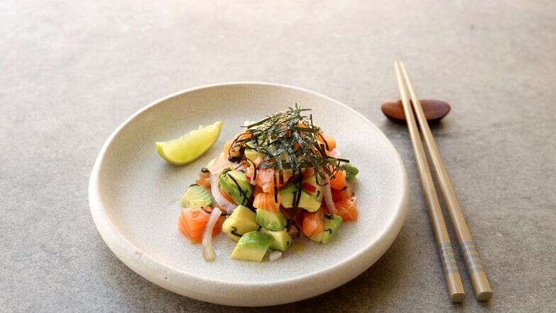 טרטר סלמון עם אצות נורי קלויות | אפרת ליכטנשטט