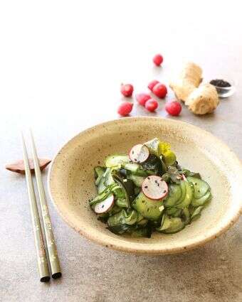 סלט וואקמה ומלפפונים | אפרת ליכטנשטט