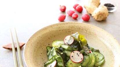 סלט וואקמה ומלפפונים | אפרת ליכטנשטט