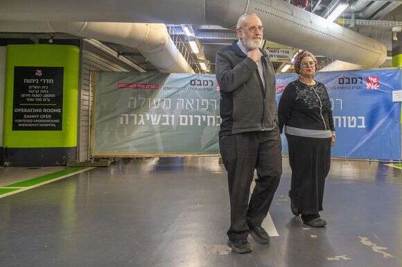 הוריו של החייל מתנאל קריגר, שנפצע בלבנון, הרב אברהם וציבי | יוסי אלוני