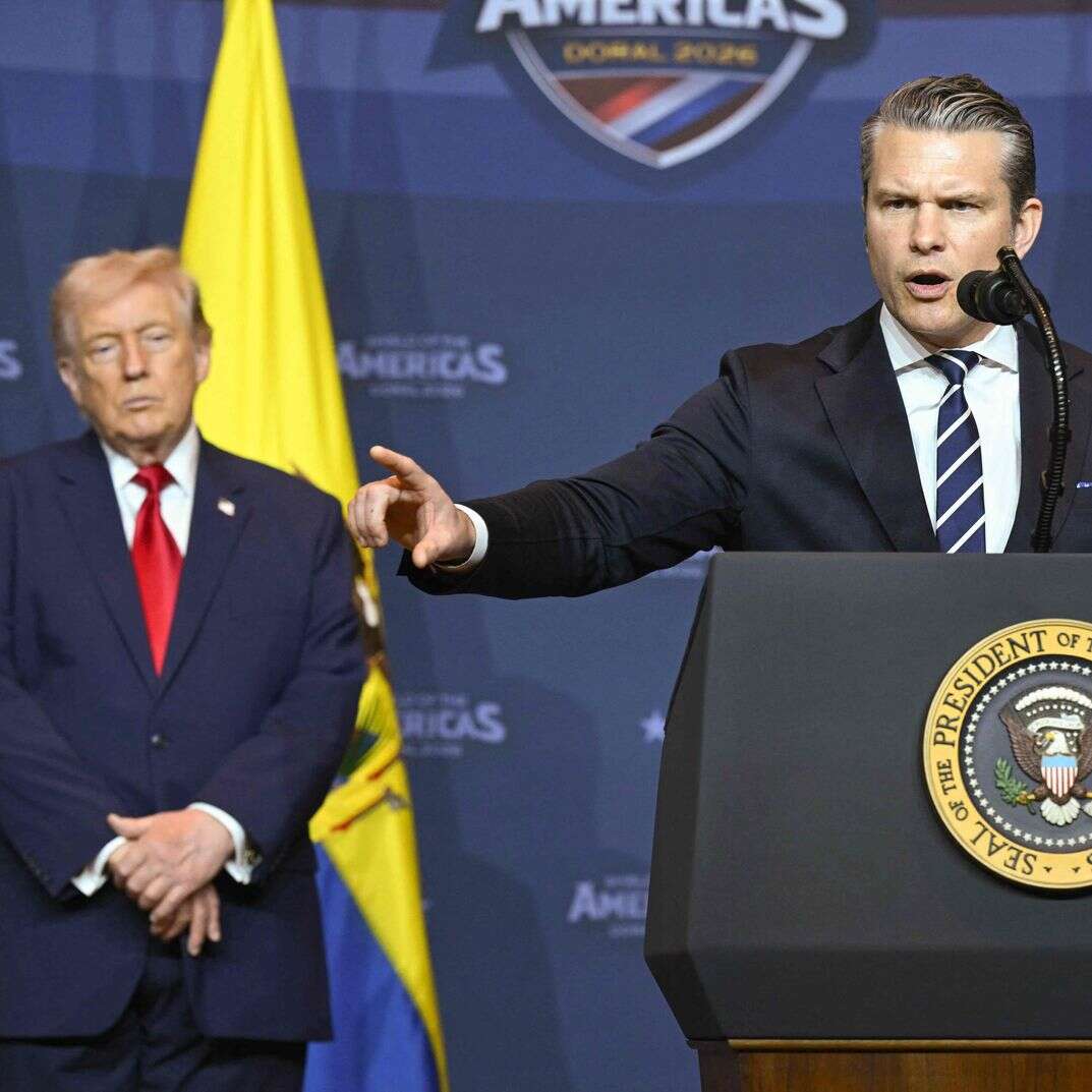 שר המלחמה האמריקני פיט הג'סת' נואם לצד נשיא ארה"ב דונלד טראמפ | AFP