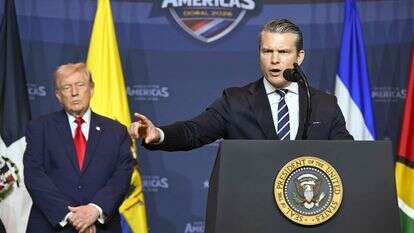 שר המלחמה האמריקני פיט הג'סת' נואם לצד נשיא ארה"ב דונלד טראמפ | AFP