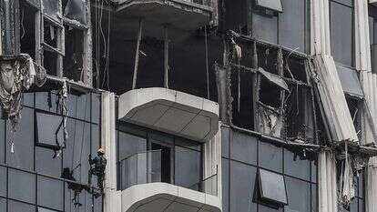 הנזק בבניין נפגע מתקיפת רחפן בנמל קריק בדובאי | AFP