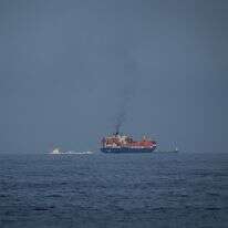 מכליות נפט וספינות משא עומדות בשורה במצרי הורמוז | AP/אלטף קאדרי