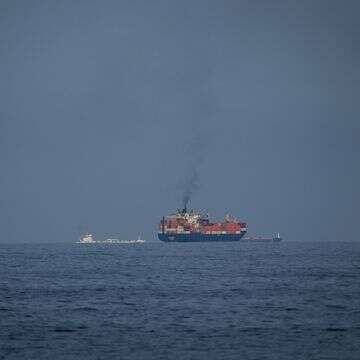 מכליות נפט וספינות משא עומדות בשורה במצרי הורמוז | AP/אלטף קאדרי