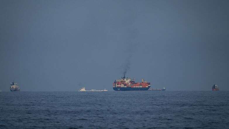 מכליות נפט וספינות משא עומדות בשורה במצרי הורמוז | AP/אלטף קאדרי