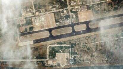 תמונת לוויין המציגה מבנים שניזוקו לאחר תקיפות אוויריות על בסיס חיל האוויר חוואדריה ביום רביעי, 11 במרץ 2026, בבנדר עבאס, איראן | Satellite image ©2026 Vantor via AP