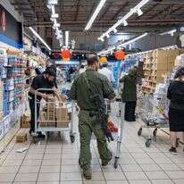 למרות הריבית הגבוהה שמקשה גם ככה על הלווים,הציבור משלם כמו גדול | יונתן סינדל- פלאש90