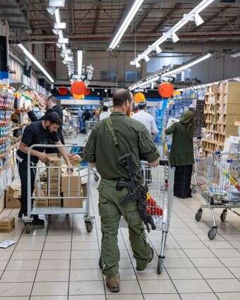 למרות הריבית הגבוהה שמקשה גם ככה על הלווים,הציבור משלם כמו גדול | יונתן סינדל- פלאש90