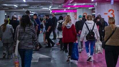 ישראלים תופסים מחסה מטילים איראניים בחניון תת קרקעי בתל אביב | אבשלום ששוני / פלאש 90