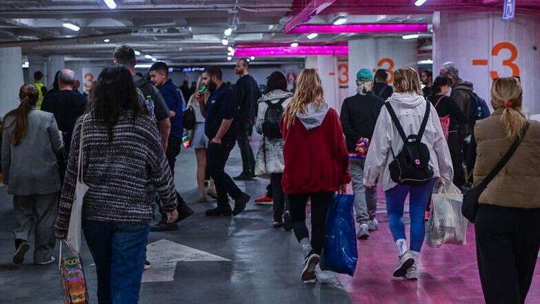 ישראלים תופסים מחסה מטילים איראניים בחניון תת קרקעי בתל אביב | אבשלום ששוני / פלאש 90