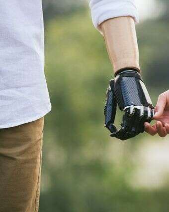 הילדים מתבקשים לבצע משימות ביד אחת בלבד, וכך הופכת המוגבלות ממידע ביוגרפי לחוויה חושית | שאטרסטוק