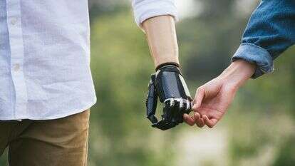 הילדים מתבקשים לבצע משימות ביד אחת בלבד, וכך הופכת המוגבלות ממידע ביוגרפי לחוויה חושית | שאטרסטוק