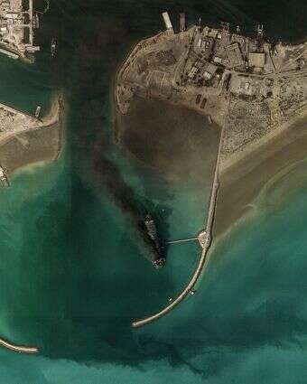 עשן מיתמר מכלי שיט לאחר פיצוץ מנמל בנדר עבאס לאורך מצר הורמוז | AFP