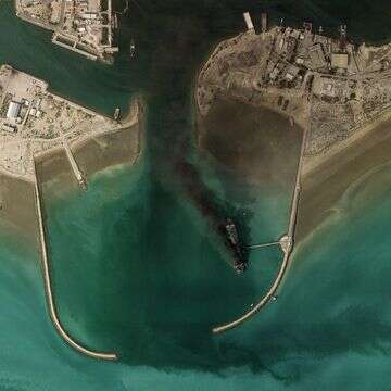 עשן מיתמר מכלי שיט לאחר פיצוץ מנמל בנדר עבאס לאורך מצר הורמוז | AFP עשן מיתמר מכלי שיט לאחר פיצוץ מנמל בנדר עבאס לאורך מצר הורמוז | AFP