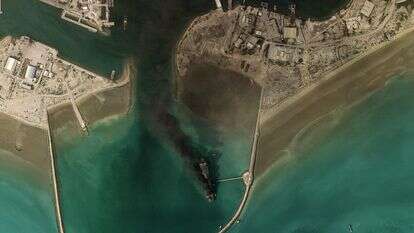 עשן מיתמר מכלי שיט לאחר פיצוץ מנמל בנדר עבאס לאורך מצר הורמוז | AFP עשן מיתמר מכלי שיט לאחר פיצוץ מנמל בנדר עבאס לאורך מצר הורמוז | AFP