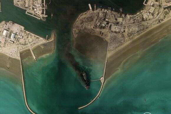 עשן מיתמר מכלי שיט לאחר פיצוץ מנמל בנדר עבאס לאורך מצר הורמוז | AFP