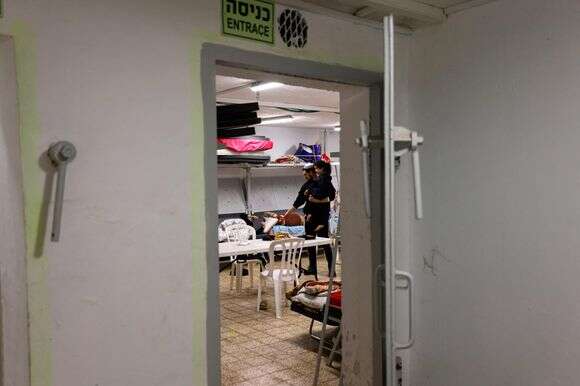 "הלמידה מרחוק לא מאוד רלוונטית". תושבים במקלט בקריית־שמונה, שלשום | איי.אף.פי "הלמידה מרחוק לא מאוד רלוונטית". תושבים במקלט בקריית־שמונה, שלשום | איי.אף.פי