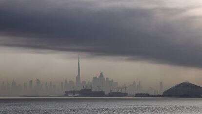 עשן מתנשא מעל דובאי ב-13 במרץ 2026. פיצוצים הרעידו בניינים בדובאי וענן עשן גדול ריחף מעל אזור מרכזי במרכז הפיננסי של המזרח התיכון | AFP